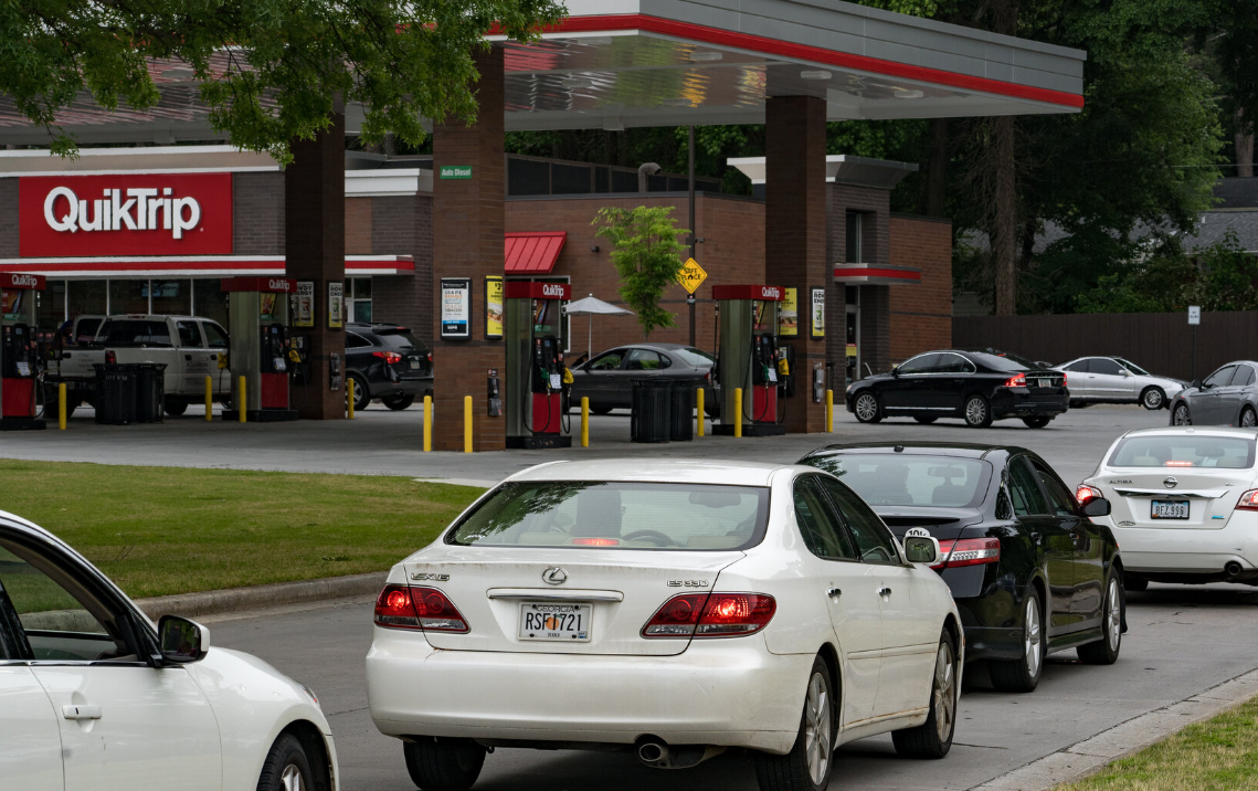 Por aranceles de Trump, la gasolina en EU subirá drásticamente de precio