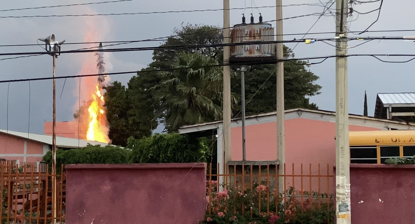 Un rayo, parte e incendia árbol en Atlixco