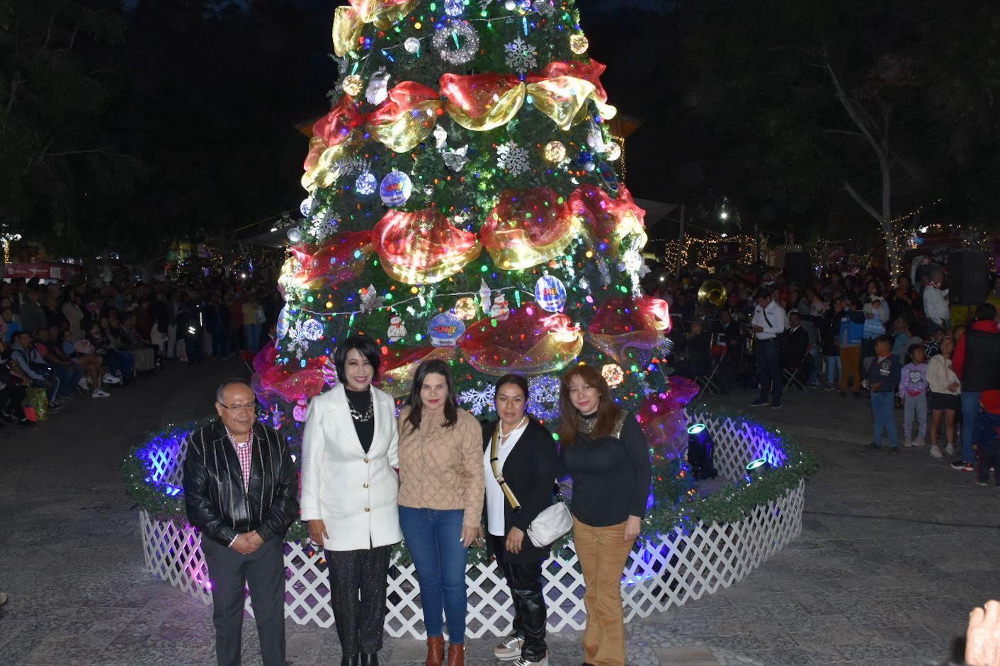 Más de mil asistentes encienden el Árbol Navideño en Texmelucan