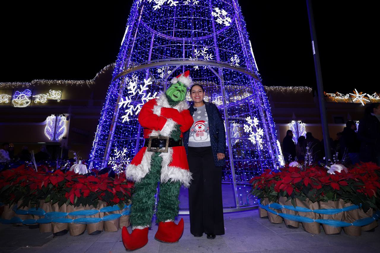 Lupita Cuautle enciende el árbol de navidad en San Andrés Cholula