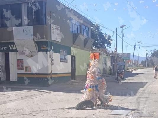 Vecinos colocan árbol de navidad para señalar socavón en Texmelucan