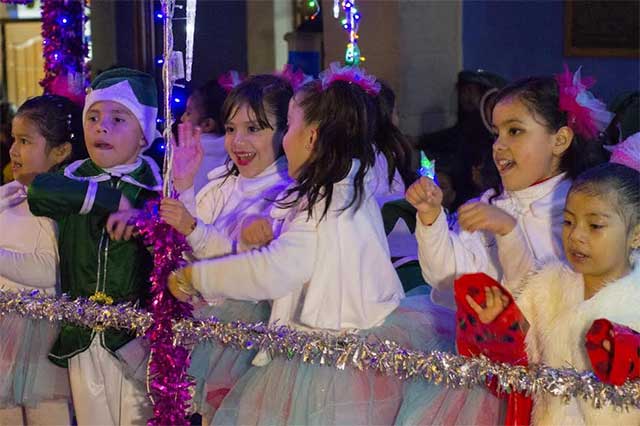 Mal clima no impide encendido de árbol y desfile en Huauchinango