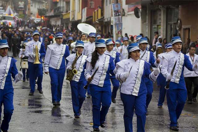 Mal clima no impide encendido de árbol y desfile en Huauchinango