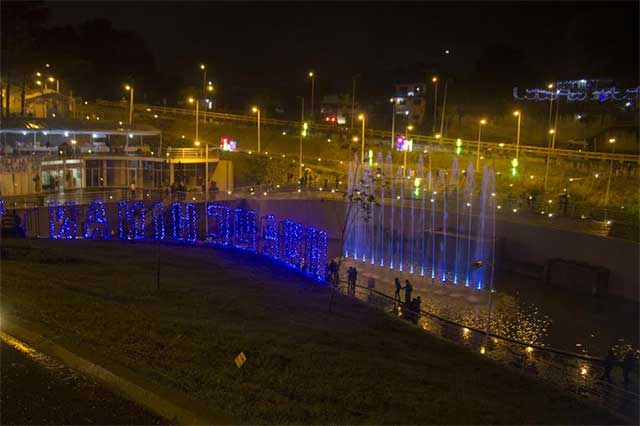 Mal clima no impide encendido de árbol y desfile en Huauchinango