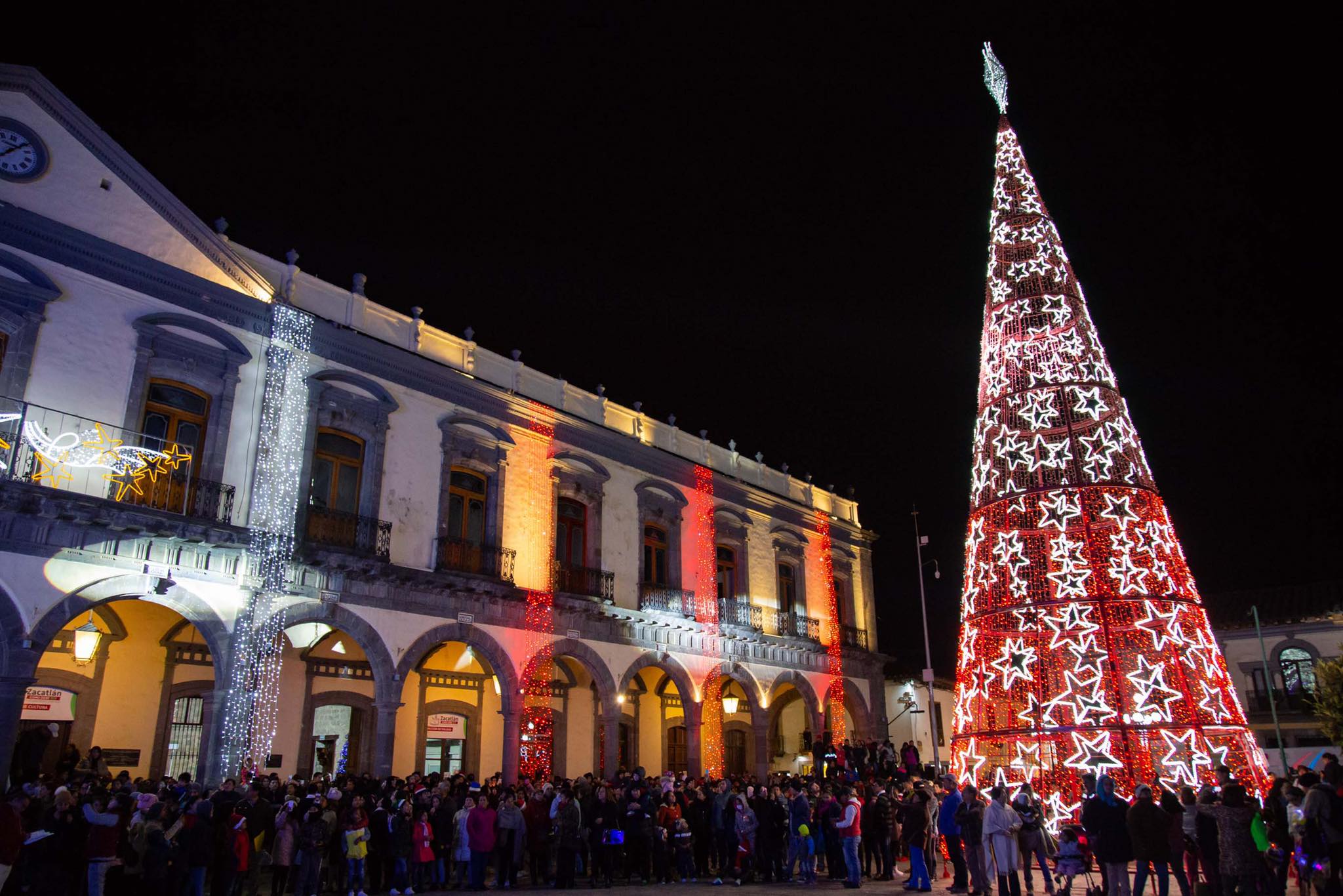 VIDEO: Realizan desfile navideño y encienden árbol en Zacatlán
