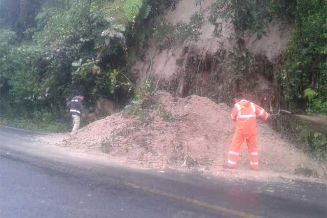 Afectaciones menores dejan lluvias en carreteras de Zacapoaxtla