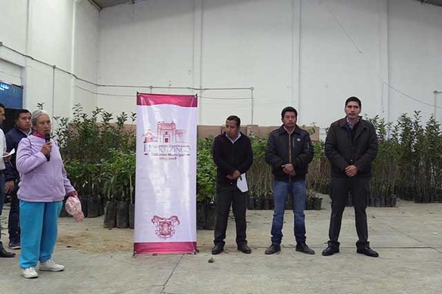 Edil Huejotzingo entrega árboles frutales a productores de la región