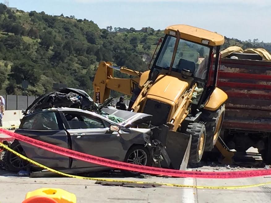 Muere en el Arco Norte tras impactar su vehículo de lujo