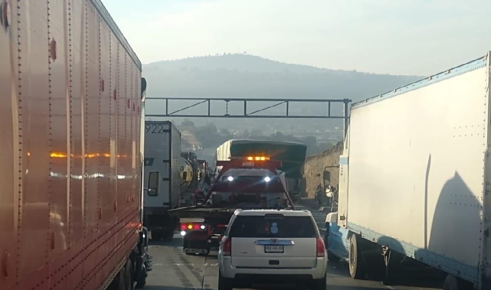 Volcadura de pipa con gasolina genera cierre en el Arco Norte, a la altura de Texmelucan