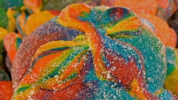 Crean el pan de muerto con los colores del arcoiris