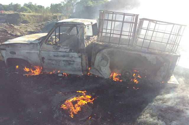 Arden camionetas cargadas con huachicol en Texmelucan