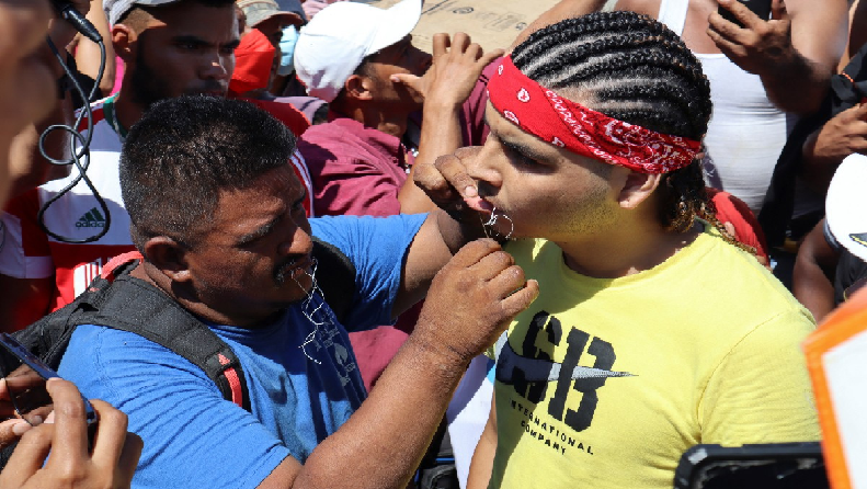 Migrantes se cosen los labios en Tapachula y exigen visa humanitaria