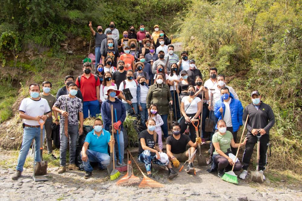 Ariadna Ayala y equipo de transición limpian cerro de San Miguel