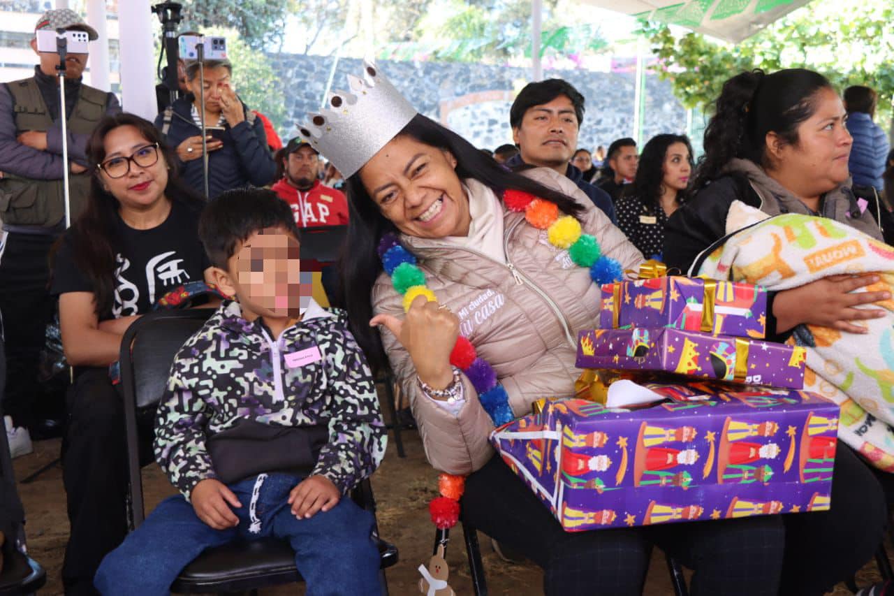 Ayala y Reyes Magos entregan alegría y regalos a niños del CRI