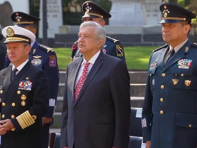 Conmemora AMLO el día de la armada de México