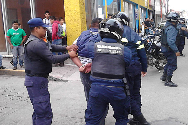 Policías detienen a sujetos armados en Texmelucan