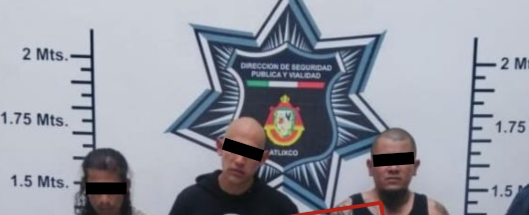Chocan a tres hombres en moto en Atlixco y los atrapan por usar armas