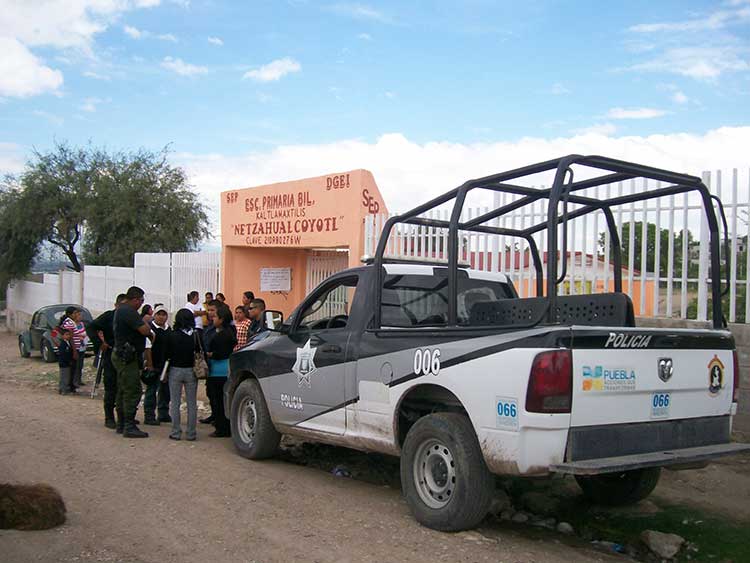 Acuden armados dos alumnos a sus primarias en Tehuacán