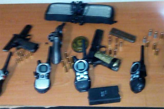 Detienen en Acatzingo a pareja con armas, placa de la PGJ y radios