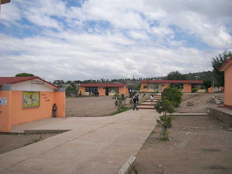 Acuden armados dos alumnos a sus primarias en Tehuacán