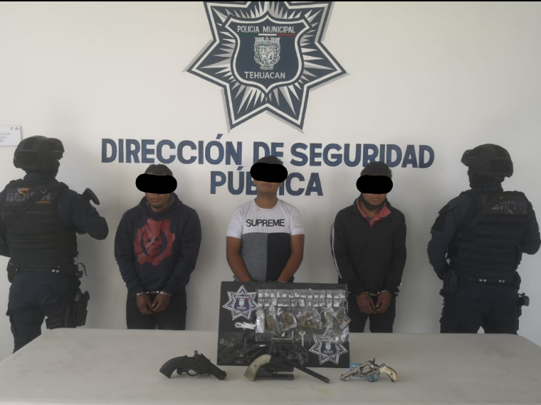 Detienen a tres sujetos con armas y drogas en Tehuacán  