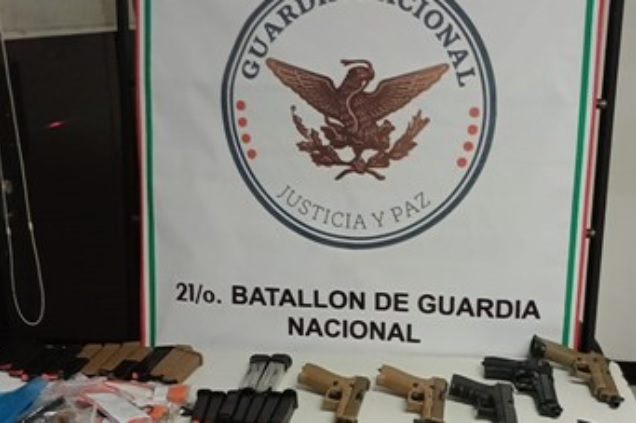 Quisieron pasar en aduana pistolas ocultas en tablero de camioneta