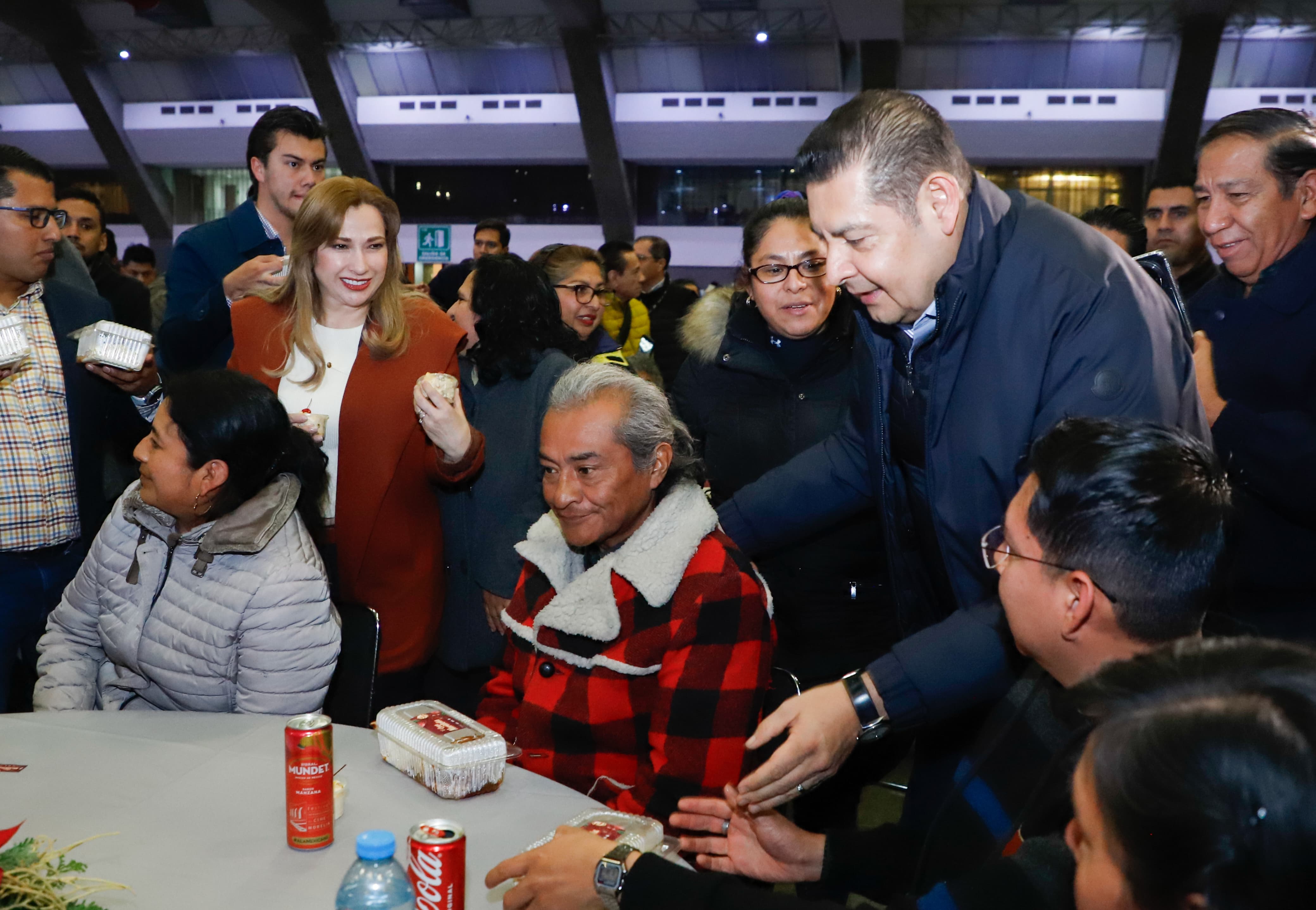 Miles conviven en armonía navideña con el gobernador Armenta