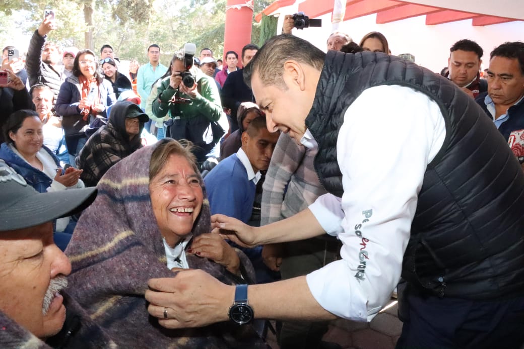 Armenta entrega cobertores en una de las zonas más frías de Puebla