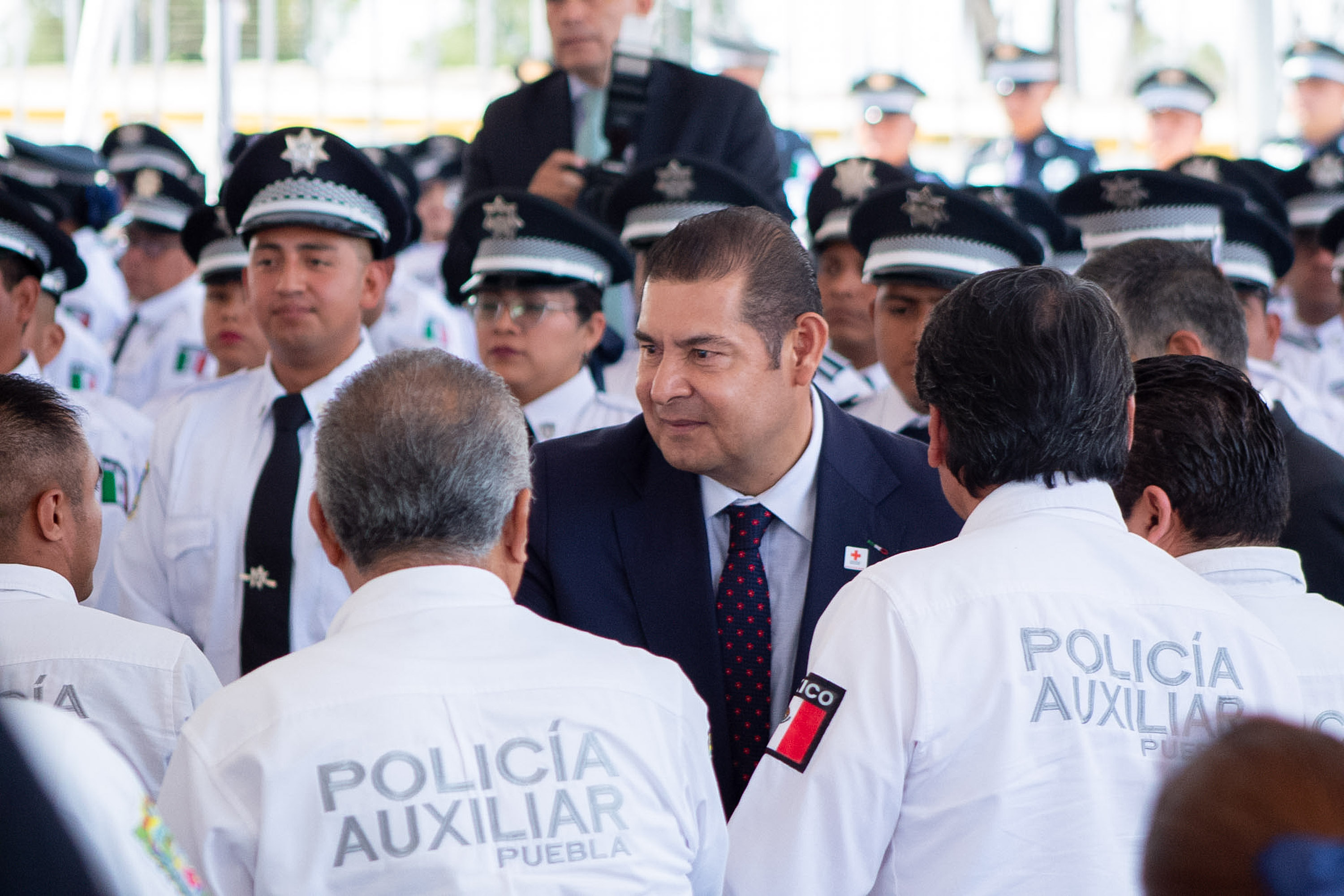 Armenta anuncia incremento de 15% a policías auxiliares