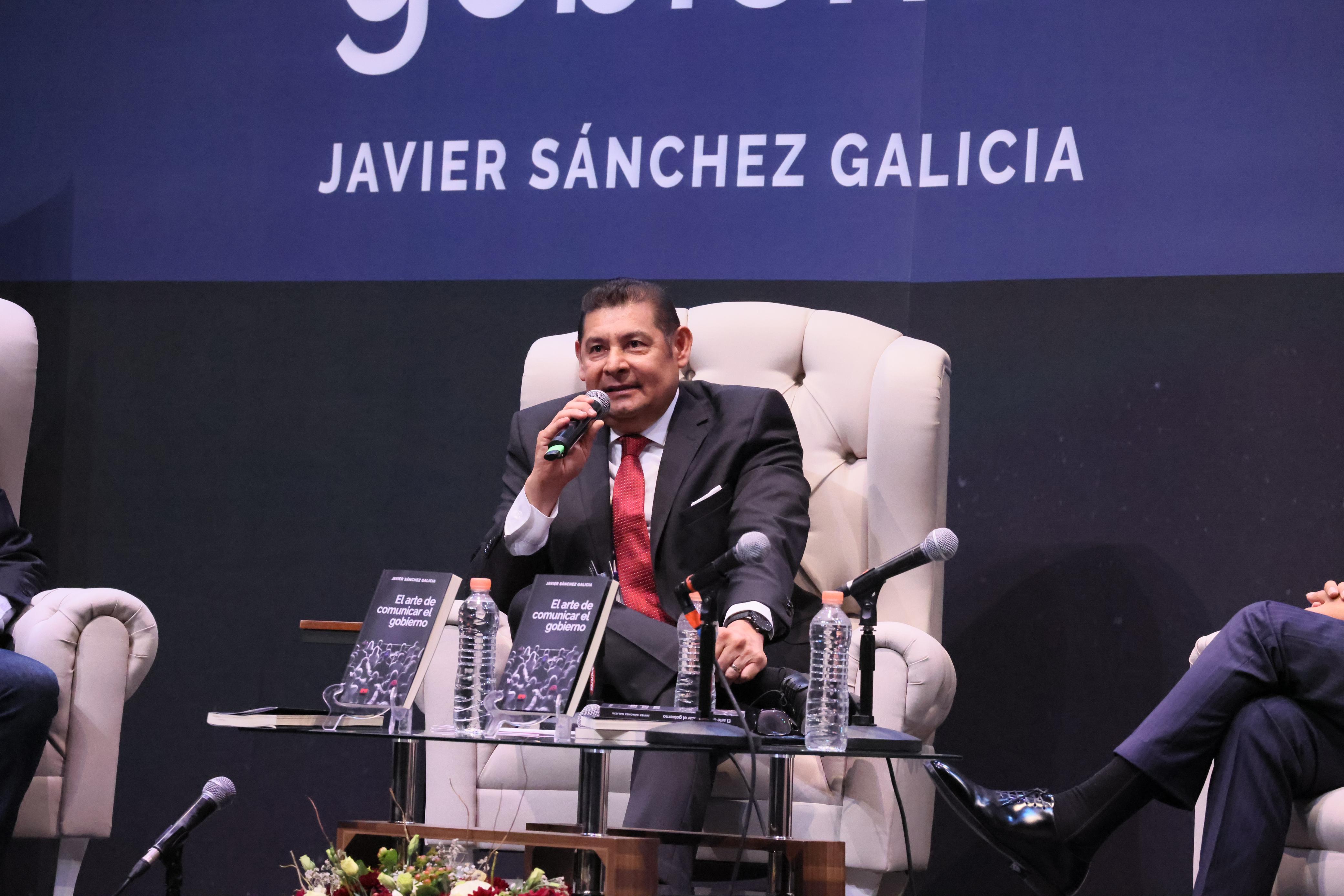 Armenta destaca la comunicación como clave en gobernanza durante presentación de libro