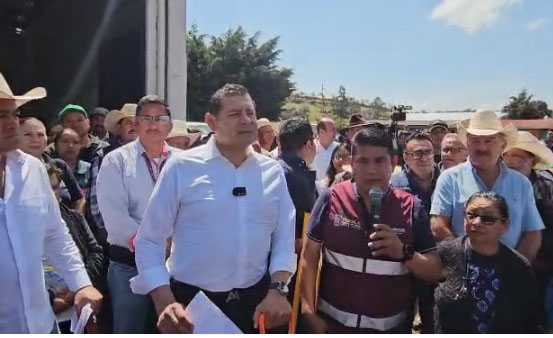 Armenta recorre comunidad de Ajolotla en Chignahuapan tras inundaciones