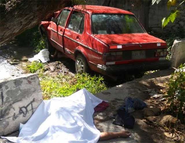 Auto arrolla a madre e hija y las mata en Tehuacán