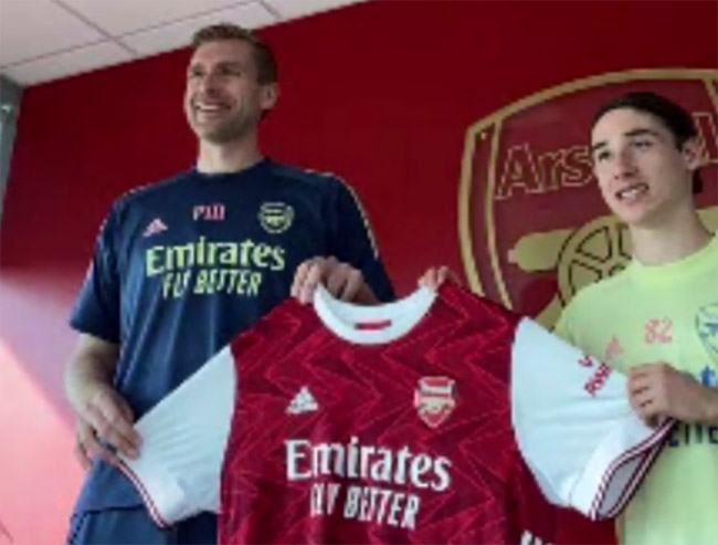 Joven mexicano de 17 años firma contrato con equipo de futbol Arsenal