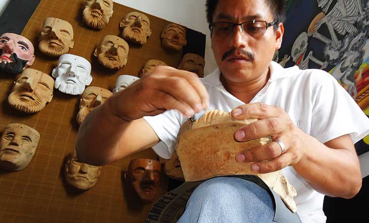 Prevalecen artesanos de máscaras en la Sierra Norte de Puebla