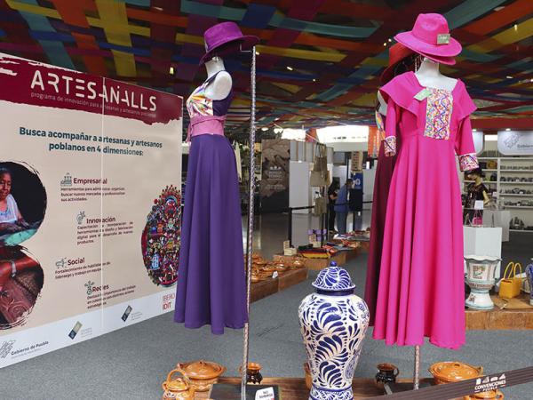Suma Feria de Puebla artesanías de Talavera, barro, cajas de madera y textiles