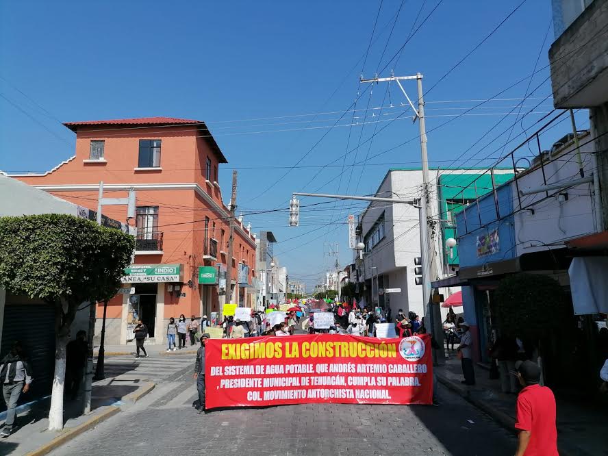 Antorchistas se manifiestan para exigir obras a edil de Tehuacán