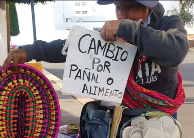 Artesana cambia su mercancía por comida y pañales en Walmart San Manuel