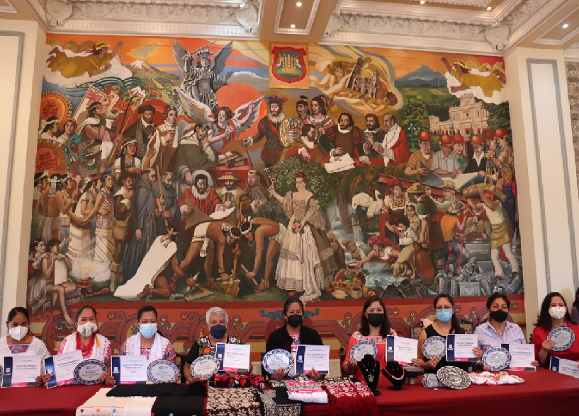  Puebla reconoce la labor de mujeres artesanas 