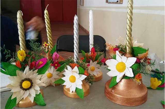 Participan 23 mujeres atlixquenses en taller de artesanías con hojas de maíz