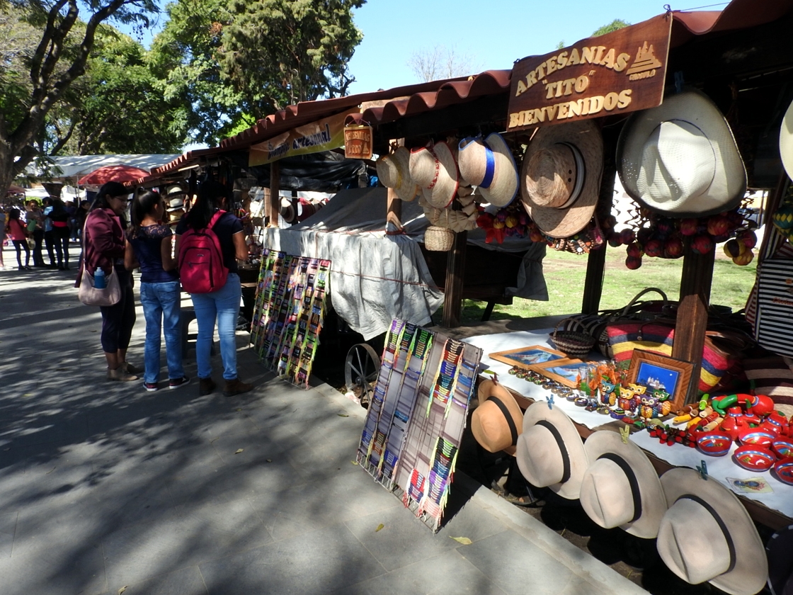 Un mes se quedarán los vendedores de artesanías en zócalo de San Pedro
