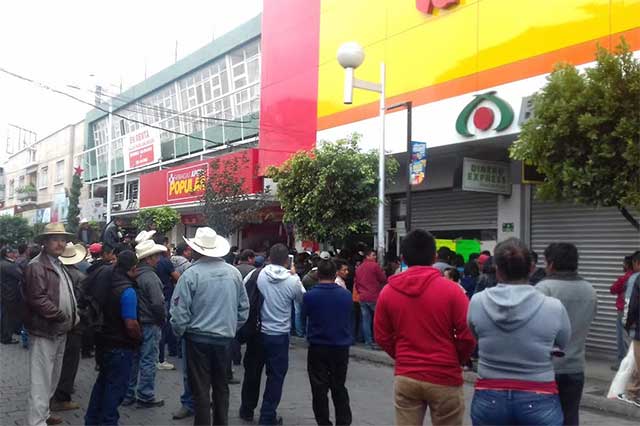 Artesanos cierran calles de Tehuacán; acusan fraude de Banco Azteca