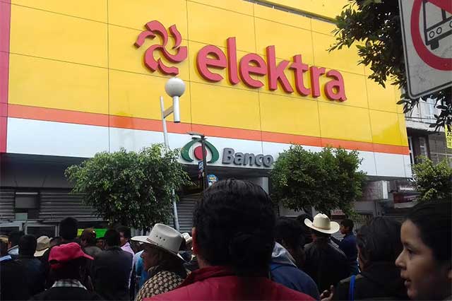 Artesanos cierran calles de Tehuacán; acusan fraude de Banco Azteca