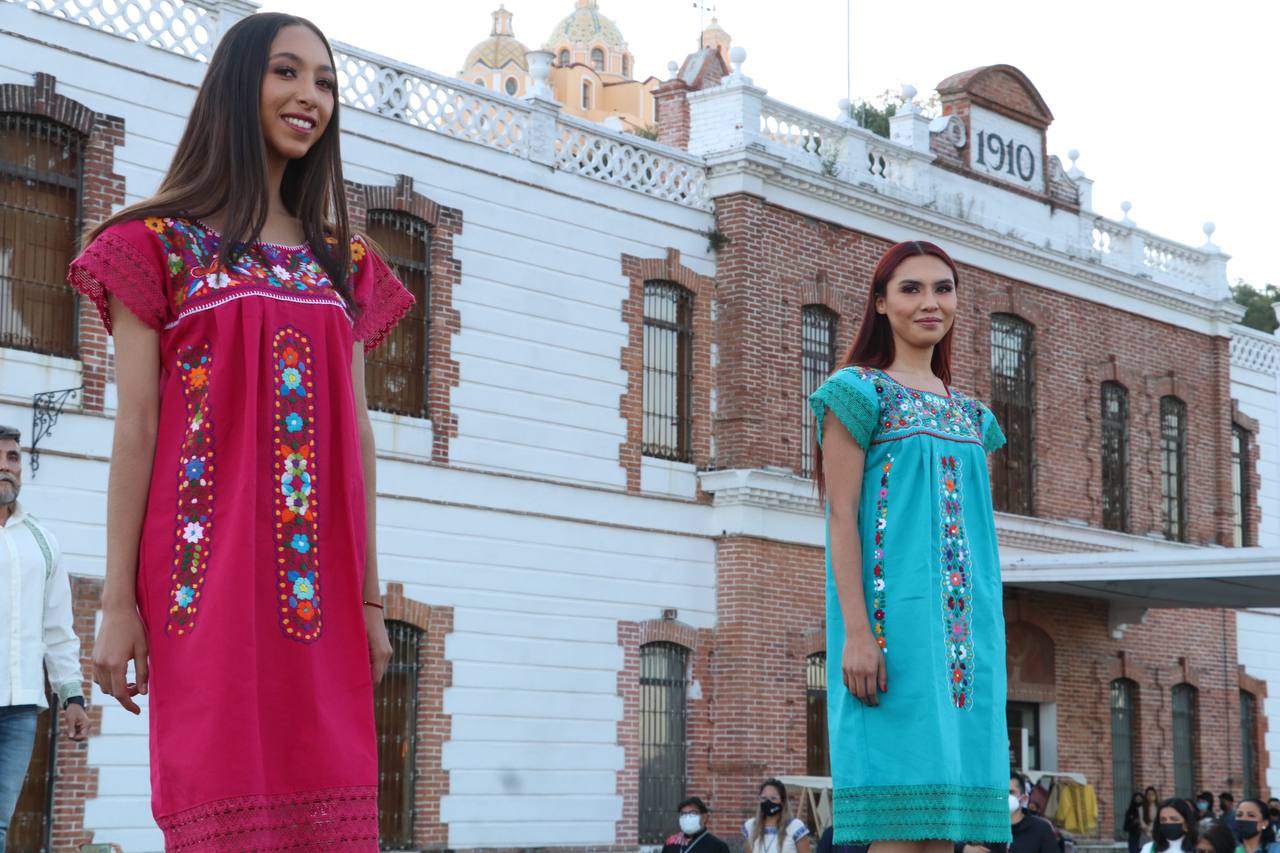 Con pasarela, reconocen a artesanos poblanos