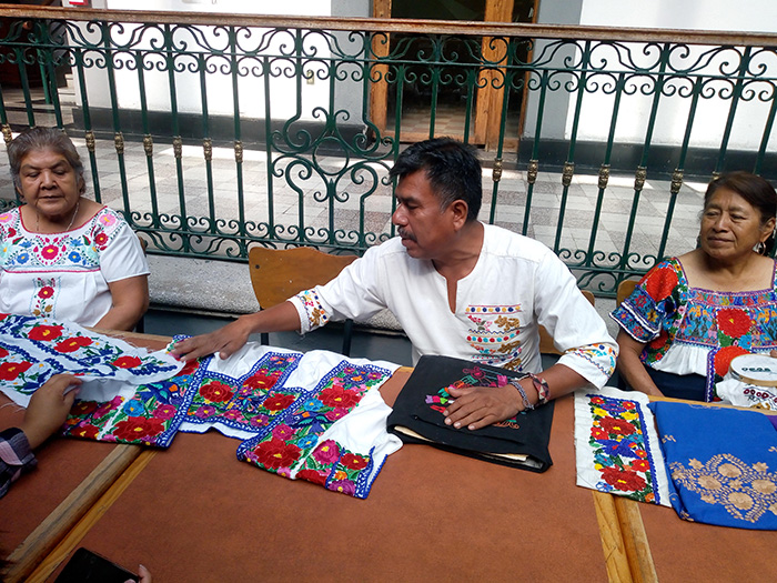 Buscan promover bordados a mano en Chilac