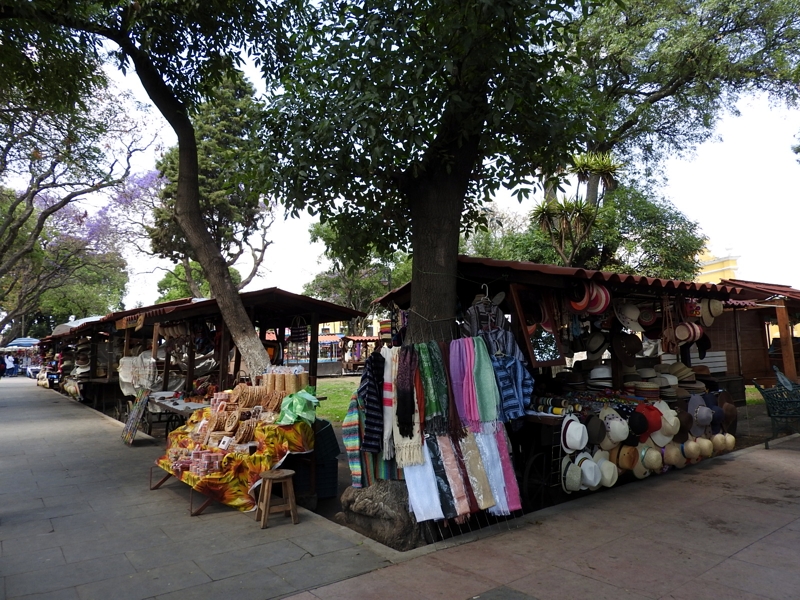 Aceptan vendedores de artesanías reubicación en el Parque Soria