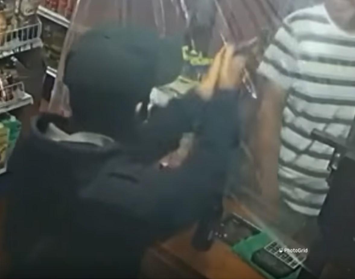 Con pistola en mano joven se roba tres caguamas en tienda en Chietla