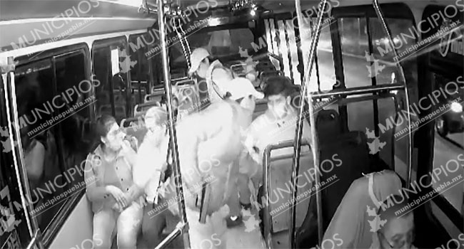 VIDEO Así encañonan y asaltan a pasajeros de los Morados en Puebla