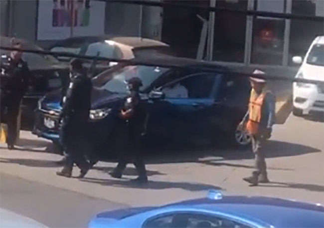 VIDEO Intentan robarle a cuentahabiente 800 mil pesos en el Santander de Huexotitla