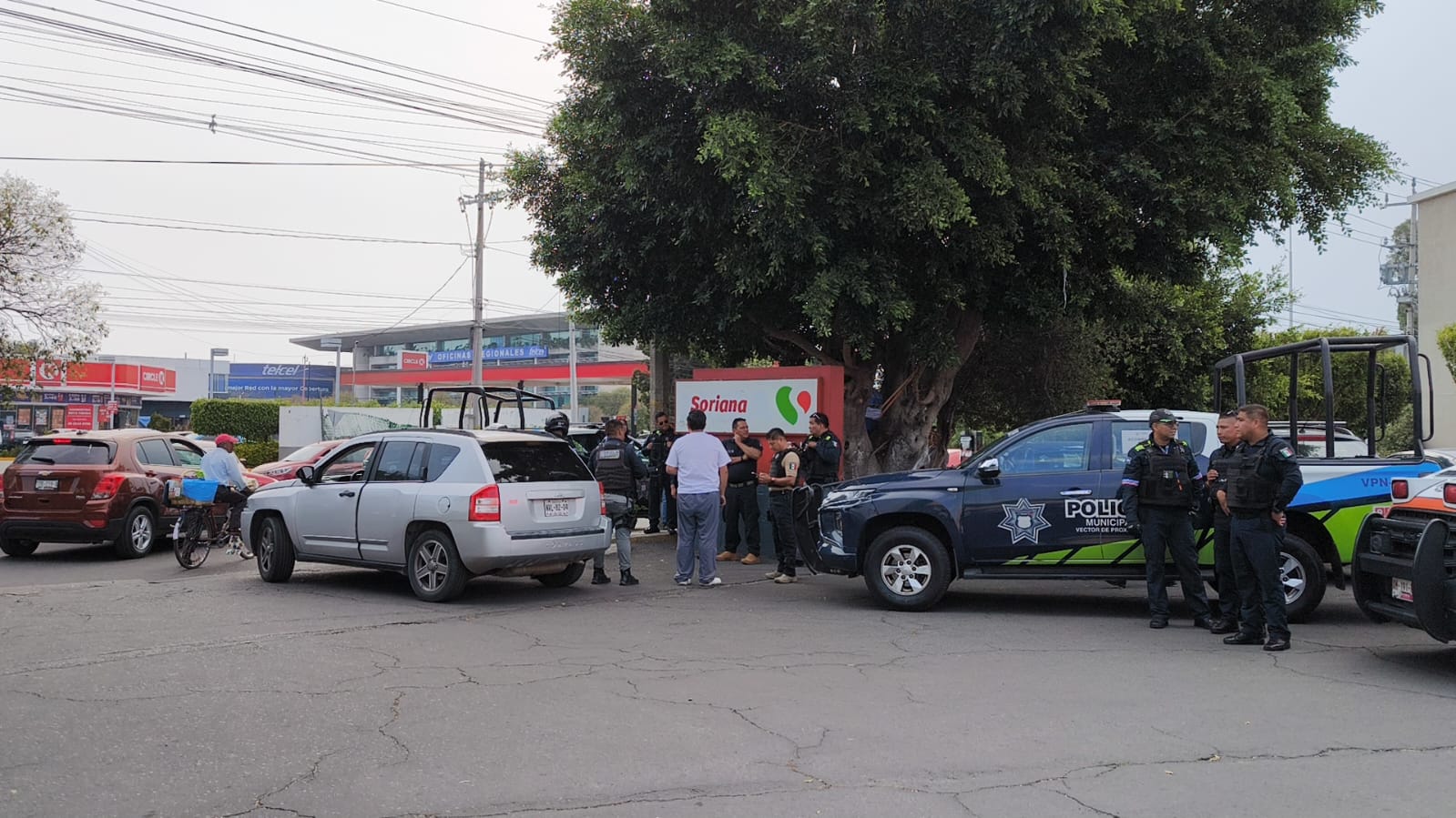 Lesionan a cuentahabiente para asaltarlo en Plaza San Pedro