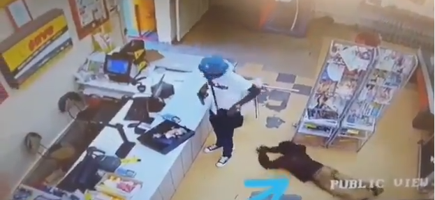 VIDEO Cliente le roba a ladrón que asaltaba una tienda